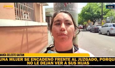 Una mujer se encadenó frente al juzgado porque no la dejan ver a sus hijas