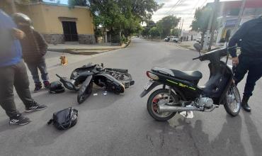 Dos mujeres resultaron heridas tras un choque entre motocicletas en calle Roque Luna