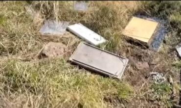 Cementerio de Darwin en Malvinas: un periodista excombatiente contó como las placas y recuerdos de familias argentinas fueron retirados del predio