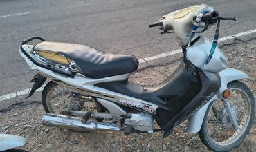Una moto con tres ocupantes, entre ellos una nena de 2 años, cayó en la Ruta de la Producción, en Anguinán: los tres llevaban casco