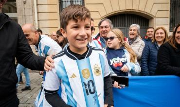 La emoción del niño argentino que consiguió la firma de Messi en su visita a España: “Es todo para mí"