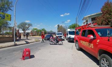 Choque entre dos motos en las calles Carlos Gardel y Capitán Giachino: una mujer y una niña de 10 años con una herida cortante en el rostro fueron trasladadas al hospital