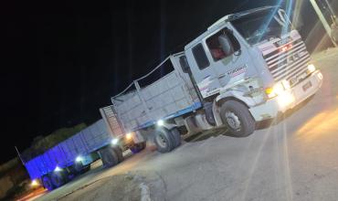 Un camión enganchó cables del alumbrado público y derribó un poste en El Portezuelo
