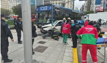Dos heridos por el choque entre un auto y un colectivo en Recoleta: terminaron arriba de la vereda y derribaron un semáforo