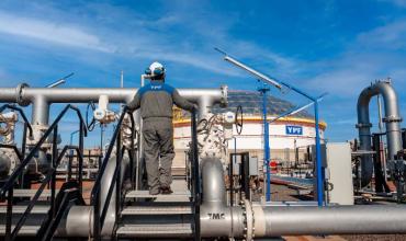 El presidente de YPF anticipó ganancias récord para este año y confirmó cuándo se define la inversión millonaria para exportar GNL