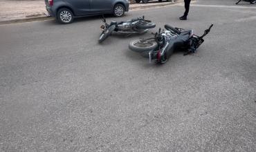Chocaron dos motos en el barrio El Olivo, de Aimogasta: los dos conductores, que no llevaban casco, cayeron al asfalto y recibieron el alta