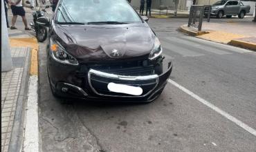 Chocaron una moto y un auto en las calles Copiapó y Santa Fe: los conductores dijeron no tener lesiones y llegaron a un acuerdo