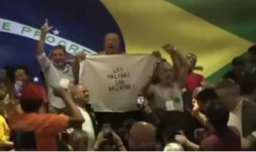 La bandera de Malvinas que se robó la atención en el búnker de Lula tras la victoria en Brasil