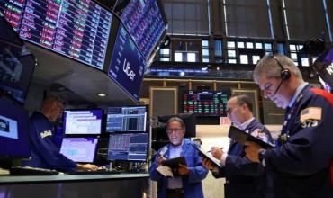 Efecto Brasil: las acciones argentinas caen más 4% y el riesgo país supera los 740 puntos