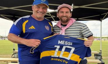 Lionel Messi posó con la de Boca junto a Blas Armando Giunta