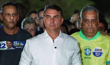 Flávio Bolsonaro se fue a Estados Unidos, según un medio brasileño