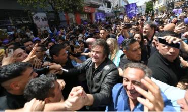 Javier Milei llegó a Catamarca para participar de un encuentro con militantes y recorrer un proyecto minero