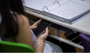 El Colegio Nacional de Buenos Aires prohibió el uso de celulares en las aulas