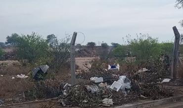 Vecinos denuncian quemas de basura frente al Parque Yacampis: "Se nos llena de moscas la casa"