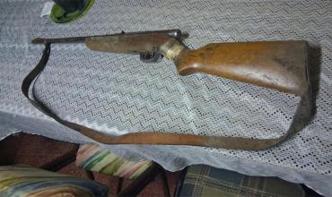 Hallaron una carabina calibre .22 oculta cerca de una cancha en Plaza Vieja: estaría vinculada con una denuncia de agosto