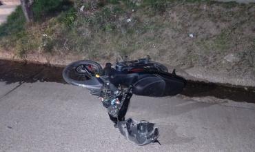 Dos motociclistas sufrieron posibles fracturas tras un fuerte choque en el barrio Juan Domingo Perón