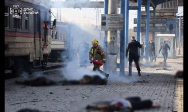 Un dron de Rusia impactó en una estación ferroviaria de Ucrania: murieron 13 pasajeros que estaban esperando el tren en el andén