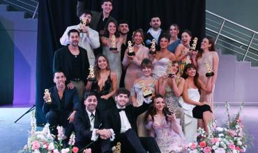Flores, streamers y una coronación anunciada: así se vivió la noche de los Premios Ídolo 2026