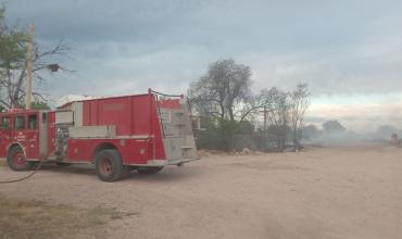 Incendio en el barrio Yacampis: bomberos trabajan en un predio de una ex empresa de colectivos