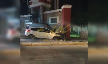Joven al mando de un automóvil perdió el control y fue a dar contra el paredón del CAP