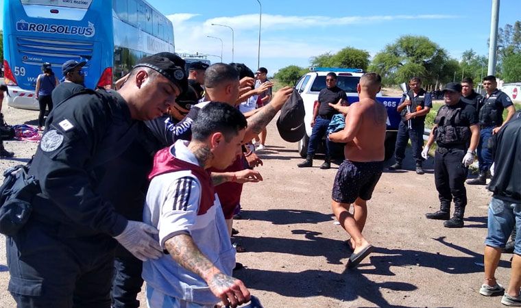 Desmienten que hayan secuestrado marihuana de los colectivos con hinchas de Lanús - RADIO FÉNIX 95.1