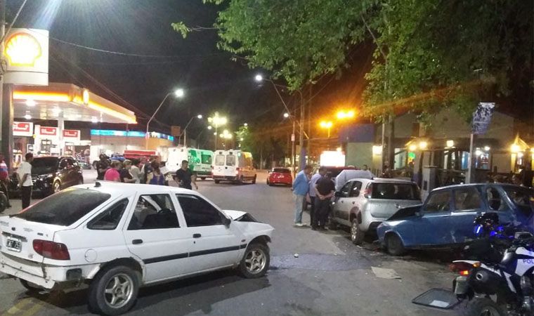 Choque en cadena por Av. Facundo Quiroga - RADIO FÉNIX 95.1