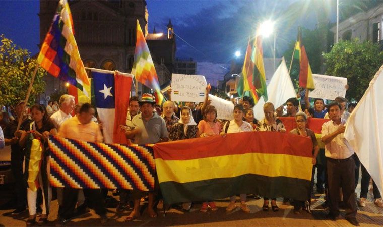 La comunidad boliviana y chilena en La Rioja, marcharon en plaza 25 de Mayo - RADIO FÉNIX 95.1