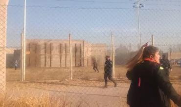 Violento reclamo en la Alcaidía provincial: Internos incendiaron colchas y familiares se enfrentaron con la policía
