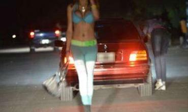 Vecinos reclaman que travesti muestra sus partes intimas en la vía pública "para promocionarse"