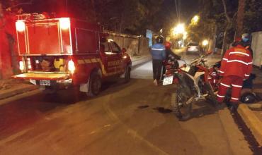 Una joven cayó de su moto en circulación y sufrió heridas leves
