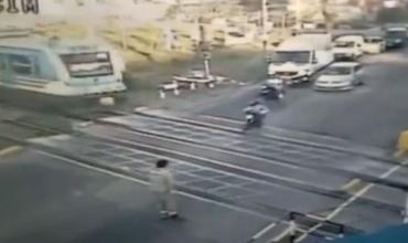 Un motociclista cruzó con las barreras bajas y fue arrollado por un tren de la línea Sarmiento