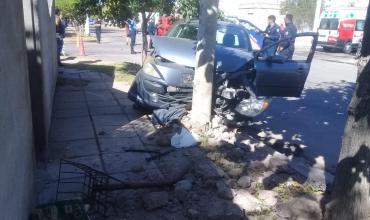 Automóvil chocó con una motocicleta, perdió el control y terminó impactando contra un poste de luz