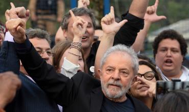 Lula prometió una baja de impuestos a los asalariados si gana en Brasil