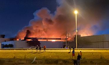 Incendio de gran magnitud en la fábrica ENOD
