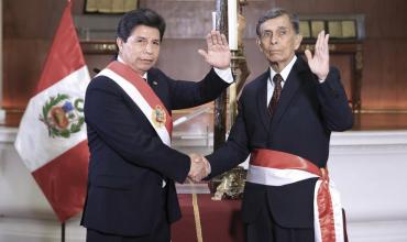 El presidente Castillo tomó juramento al nuevo ministro de Defensa de Perú