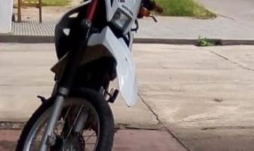 Chepes: Un motociclista cayó en Avenida Belgrano Sur y se dio a la fuga dejando la moto en el lugar