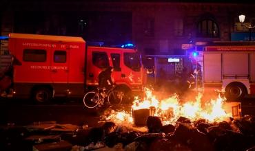 Bronca, disturbios y quema de basura en la noche de París contra la reforma jubilatoria sancionada por Macron