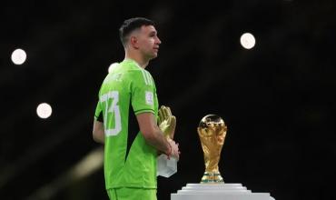 “Otra vez”: el llamativo look del Dibu Martínez para los festejos de la Selección y la reacción de su esposa