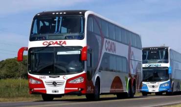 Insólito: un micro dejó a 18 pasajeros olvidados al costado de una ruta en Córdoba