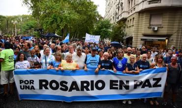 “Por una Rosario en paz”, los vecinos marcharon en silencio bajo la lluvia