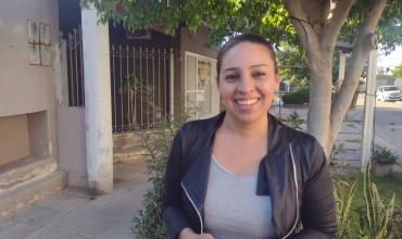 La Rioja: Tiene su hijo con discapacidad y no puede circular por las veredas obstruidas por autos 