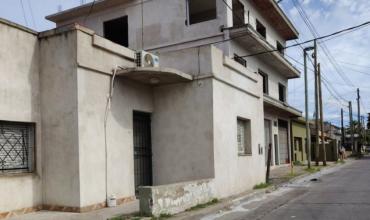 La insólita casa que se robó la vereda y se hizo viral en redes sociales
