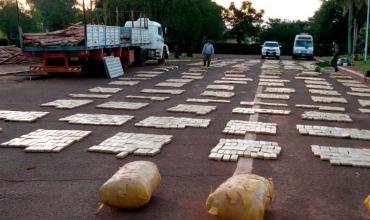 Misiones: Gendarmería decomiso casi cuatro toneladas de marihuana que estaban ocultas entre postes de eucaliptus