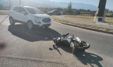 Choque entre un auto y una moto por Avenida Yacampis 