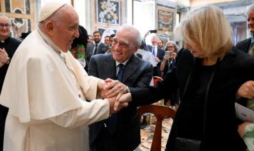 El papa Francisco retomó la agenda tras haber presentado un cuadro febril y reapareció en un acto con Martin Scorsese
