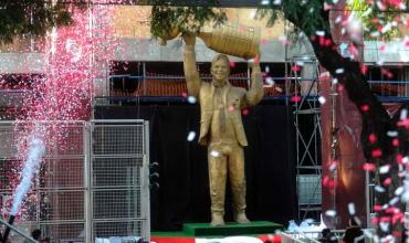 Fiesta riverplatense: se inauguró oficialmente la estatua del "Muñeco" Gallardo 