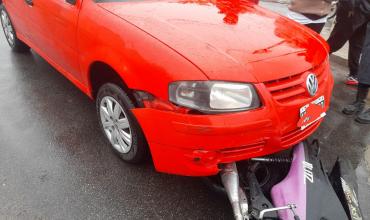 Choque entre un auto y una moto en Barrio Hospital