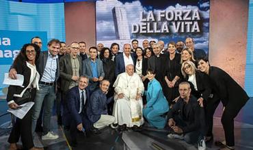 Por primera vez, el papa Francisco asistió a un estudio de TV para una entrevista a un programa italiano