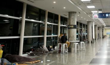 Más gente en situación de calle vive en Aeroparque y ya no solo se refugian por las noches