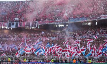 Todo River de luto: Murió un hincha al caer de la Sívori alta en el partido ante Defensa